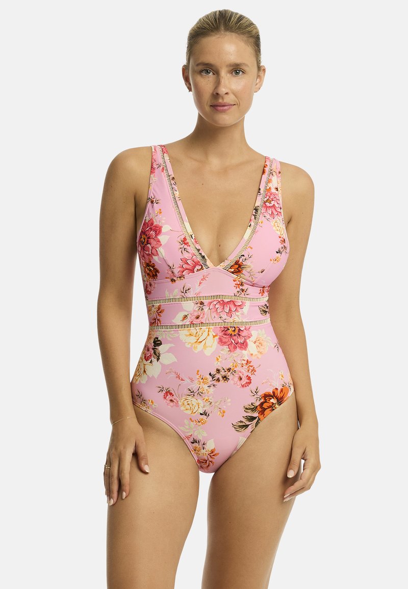 Różowy jednoczęściowy strój kąpielowy z kwiatowym wzorem, z głębokim dekoltem w kształcie litery V, szerokimi ramiączkami oraz kontrastowym paskiem w talii z wielokolorowymi motywami kwiatowymi.