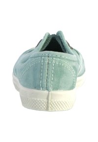 Scarpa di tela blu chiaro con tomaia texture, suola in gomma bianca e cuciture a contrasto, vista dal retro.