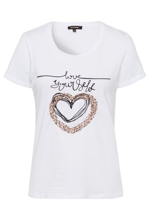 Witte T-shirt met korte mouwen en zwarte cursieve tekst "love yourself" en een hart omlijnd in zwart en versierd met koperkleurige pailletten.