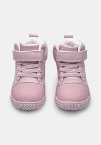 Roosa toddleri kingade paar, millel on tekstuuriga varbad, Velcro rihmad, paelad ja valge fliisvooder valgel taustal.