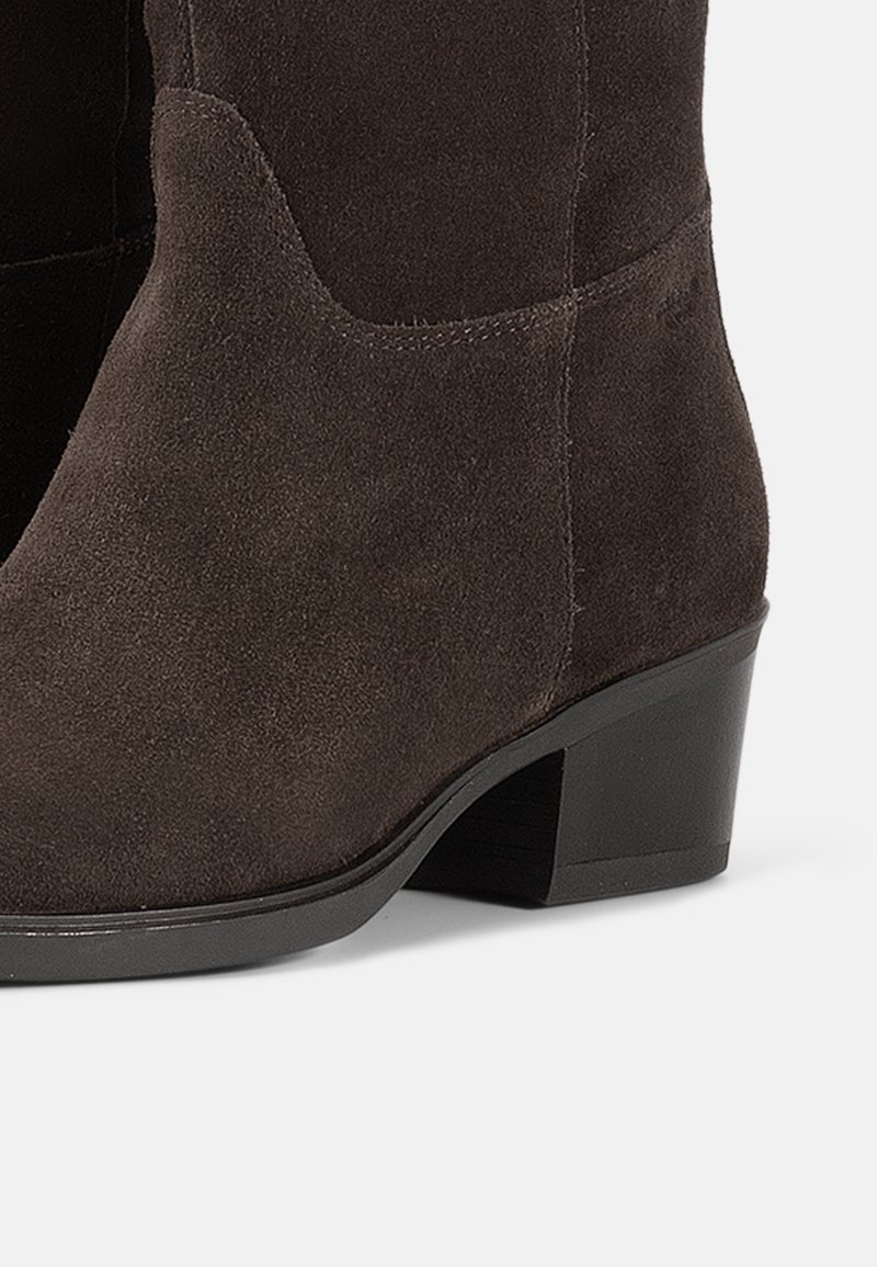Stivale alla caviglia in suede marrone con tacco a blocco, caratterizzato da una texture liscia e una punta rotonda. Fessure laterali per una facilità d'uso.
