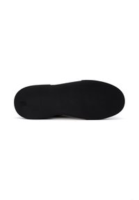 Suela de zapato de goma negra con una superficie texturizada y con patrones, que presenta ranuras para un mejor agarre. Punta redondeada y tacón plano. Fondo blanco.