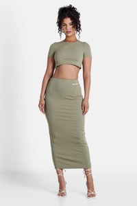 Olijf groene geribbelde tweedelige set met een cropped top met korte mouwen en een hoge taille, enkel-lange rok met logo detail.