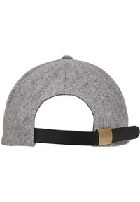 Grå baseball cap med rund form, svart justerbar stropp og metallklipsdetalj bak. Myk tekstur og jevn finish.