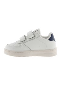 Baskets blanches avec des bandes Velcro, une tige en cuir lisse, un bout perforé et un accent bleu marine au talon ; dotées d'une semelle en caoutchouc texturé.