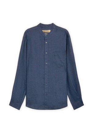 Camisa de hombre de manga larga azul oscuro con cuello mao, botones en la parte delantera y un bolsillo en el pecho izquierdo, extendida sobre un fondo blanco.