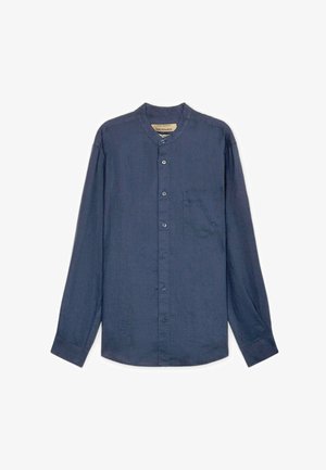 Camisa de hombre de manga larga azul oscuro con cuello mao, botones en la parte delantera y un bolsillo en el pecho izquierdo, extendida sobre un fondo blanco.