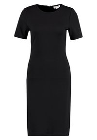 Robe noire à manches courtes, à silhouette ajustée, col rond et fermeture éclair dissimulée dans le dos. Texture de tissu lisse.