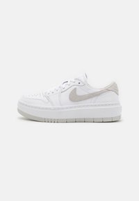 Sneaker Nike con tomaia in pelle bianca, accento in suede grigio chiaro, punta perforata e una suola bianca spessa con battistrada testurizzato.