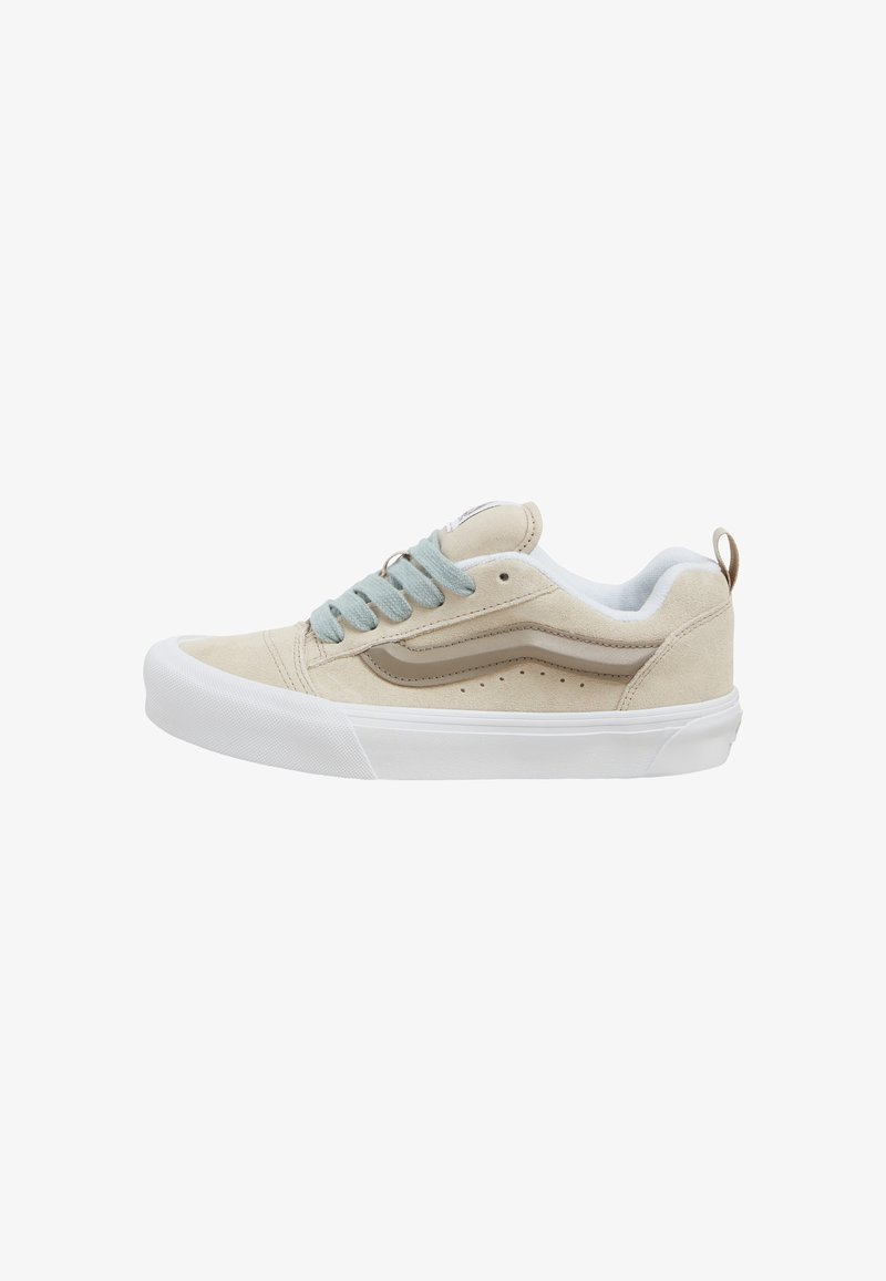 Sneaker in suede beige con lacci azzurri chiari, suola bianca e dettagli color beige. Caratterizzato da punta rotonda e piccole perforazioni sul lato.