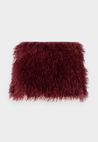 Burgundiszínű szőrméből készült clutch táska, amelynek texturált, bolyhos felülete van és téglalap alakú, puha, hosszú szálakkal az egész táska felületén.