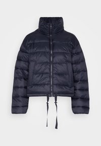 Tmavě modrá péřová bunda s vysokým límcem, zapínáním na zip a krátkým střihem. Má vodorovné prošívané části a nastavitelná šňůrková stahování.