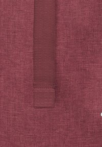 Textil burdeos con una textura suave que presenta una correa tejida en contraste. La tela muestra un sutil patrón tejido en toda su superficie.