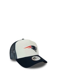 Marineblaues und weißes Baseballcap mit Netzrücken, das auf der Vorderseite ein rotes und blaues Logo eines Football-Teams sowie einen verstellbaren Snapbackverschluss aufweist.