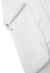 Sudadera blanca con mangas enrolladas, que presenta un detalle de botón. La tela parece suave, con una textura lisa y un diseño minimalista.
