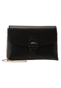 Pochette en cuir noir avec une chaîne, arborant une grande fermeture à boucle texturée et une finition lisse. Forme rectangulaire compacte.