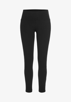 Schwarze Leggings aus dehnbarem Material, mit hohem Bund und weißen Textakzenten entlang der Seitennähte für zusätzliche Details.