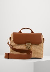 Borsa in pelle marrone con corpo in paglia intrecciata, hardware dorato, patta pieghevole, manico superiore e tracolla regolabile.