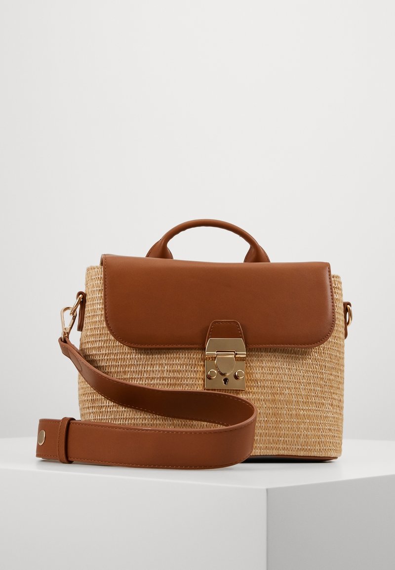 Borsa in pelle marrone con corpo in paglia intrecciata, hardware dorato, patta pieghevole, manico superiore e tracolla regolabile.