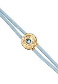 Pendentif circulaire en or avec une surface texturée et une pierre précieuse bleue, attaché à deux bracelets en cuir bleu clair.