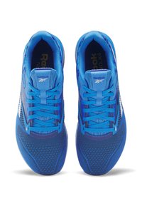 Niebieskie buty sportowe z siateczkowych i syntetycznych materiałów, z teksturowanym wzorem, kontrastującymi białymi akcentami i płaskimi sznurówkami.