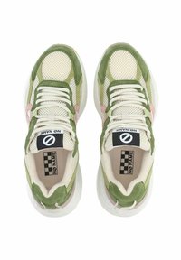 Zapatillas verdes y beige con materiales de malla y ante. Suela blanca gruesa, acentos rosas y etiqueta "NO NAME" presente en la lengua.