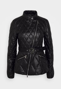 Tikkitakki mustaa toppausta, korkea kaulus, vino vetoketju, vyötärö tehty vyöllä ja kaksi vetoketjullista etutaskua. Sileä, kiiltävä pinta.