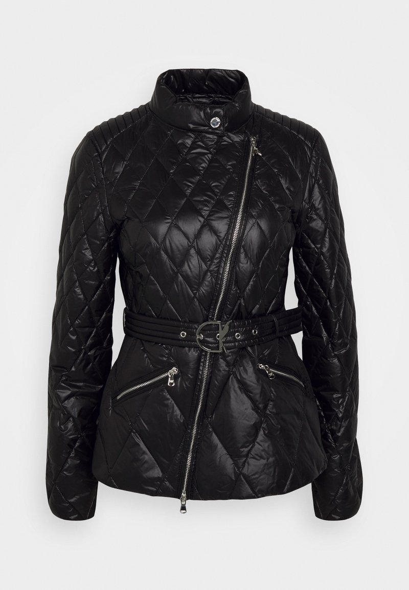 Tikkitakki mustaa toppausta, korkea kaulus, vino vetoketju, vyötärö tehty vyöllä ja kaksi vetoketjullista etutaskua. Sileä, kiiltävä pinta.