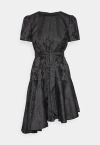 Μαύρο φόρεμα με κοντά φουσκωτά μανίκια, υφασμάτινη υφή, ζώνη στη μέση και ασύμμετρο τελείωμα. Διαθέτει κανονική στρογγυλή λαιμόκοψη.