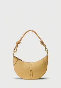 Mala de mão amarela em pele com forma curva, alça trançada e ferragens em tom dourado. Apresenta fecho de correr e pequeno detalhe com logótipo.