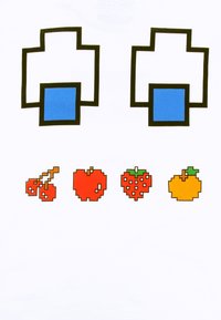 Camiseta blanca con diseño gráfico: dos grandes formas azules pixeladas sobre cuatro frutas pixeladas: cerezas, manzana roja, fresa y naranja.