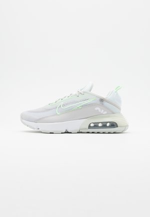 Basket de sport gris clair et blanc avec tige en mesh translucide, logo Nike swoosh vert menthe et semelle à coussin d'air visible sur fond blanc.