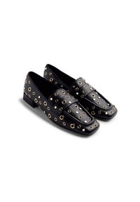 Mocasines de cuero negro con adornos de ojales dorados, diseño de punta cuadrada, tacón plano y textura suave. Presenta una correa decorativa.