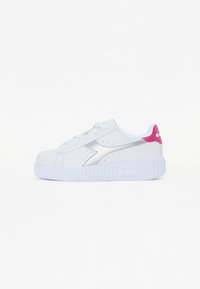Sneaker bianca con accenti argentati, linguetta rosa sul tallone, suola piatta e chiusura con lacci. Realizzata in materiale liscio con dettagli perforati.