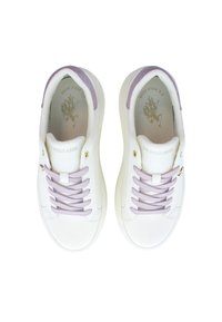 Bílé tenisky s hladkým koženým povrchem, jemnými fialovými akcenty, levandulovými tkaničkami a zaoblenou špičkou. Obsahují decentní branding uvnitř.