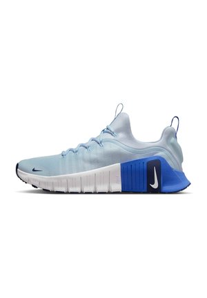 Jasnoniebieski sportowy but Nike z białą i niebieską podeszwą, małym czarnym znakiem Swoosh przy palcach oraz większym białym znakiem Swoosh na niebieskiej części pięty.