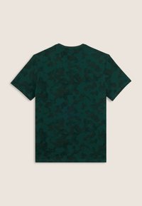 T-shirt à manches courtes en camouflages verts en coton, avec un col rond et un motif texturé dans des nuances variées de vert et de noir.