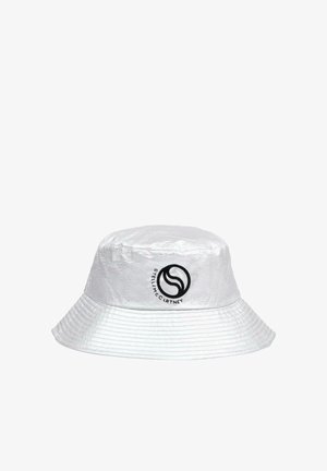 Witte emmerhoed met brede gestikte rand en zwart cirkelvormig Stella McCartney-logo aan de voorkant.