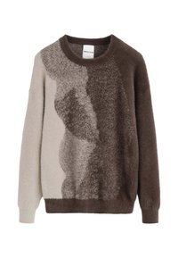 Pull en maille duveteuse à manches longues avec des blocs de couleurs abstraits en beige, marron clair et marron foncé, doté d'un col rond et de poignets côtelés.