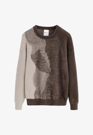 Pull en maille duveteuse à manches longues avec des blocs de couleurs abstraits en beige, marron clair et marron foncé, doté d'un col rond et de poignets côtelés.