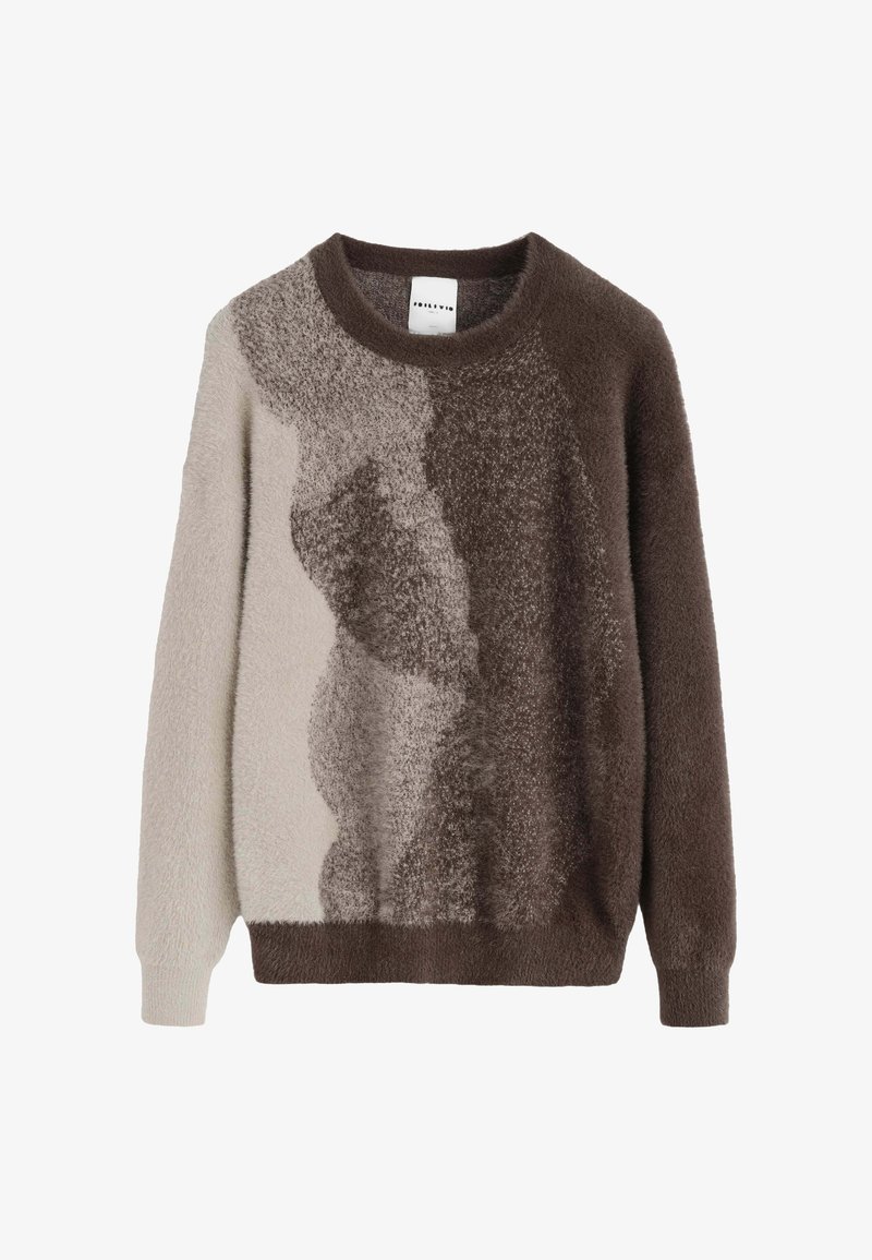 Pull en maille duveteuse à manches longues avec des blocs de couleurs abstraits en beige, marron clair et marron foncé, doté d'un col rond et de poignets côtelés.