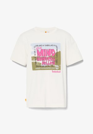 Weißes Timberland T-Shirt mit kurzen Ärmeln und einem Grafikdesign von grünen Bäumen, blauem Himmel und dem Text "Dein Geist wandert, folge ihm" in fetten pinken Buchstaben.