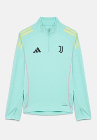 Pulover sportiv de culoare aqua deschis cu guler semi-închidere cu fermoar, logo-uri negre, dungi galbene pe umeri, accente roz pe părțile laterale și material texturat.