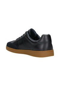 Sneaker blu scuro con pelle liscia e dettagli in suede, particolari forati ai lati e suola in gomma. Design classico a bassa altezza.