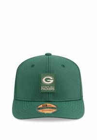 Grüner Baseballhut aus Stoff mit flacher Krempe, verstellbarem Rücken und einem Logo-Patch der Green Bay Packers in der Mitte.