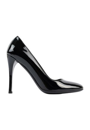 Chaussure à talon haut en cuir verni noir brillant avec bout pointu et talon stiletto élancé, vue de côté sur fond blanc.