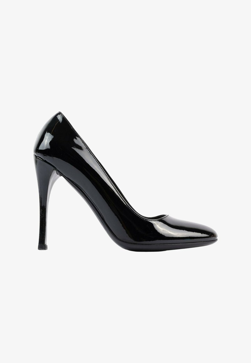Chaussure à talon haut en cuir verni noir brillant avec bout pointu et talon stiletto élancé, vue de côté sur fond blanc.