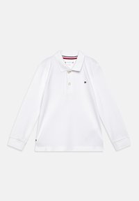 Polo à manches longues blanc en coton, doté d'un col, d'une patte de boutonnage à trois boutons et d'un logo discret sur la poitrine.