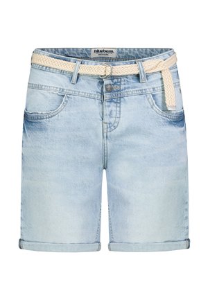 Hellblaue Denim-Shorts mit umgeschlagenen Säumen und Vordertaschen, ausgestattet mit einem gewebten beigen Gürtel mit Metallschnalle in Form eines Rings.