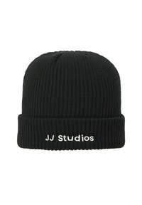 Zwarte geribbelde gebreide beanie met een omgeslagen manchette en witte "JJ Studios" tekst. De textuur is zacht en heeft een comfortabele pasvorm.